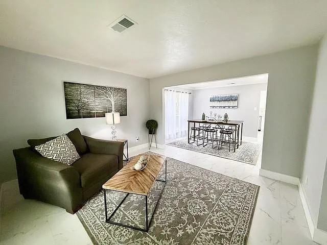 4 bed, 2.5 bath, 2302 sqft, $2,650 — Photo 4