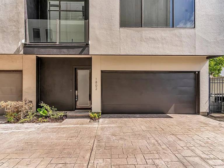 1802 Hickory St — Photo 3