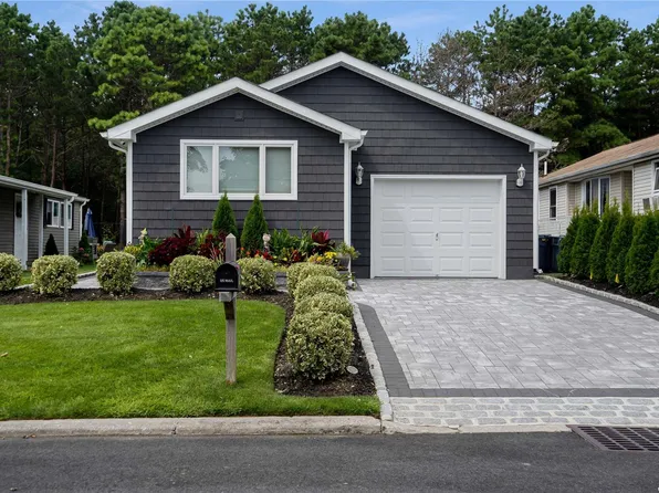 69 Village Circle #69, Manorville, NY 11949