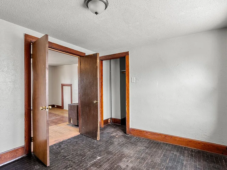 1100 N Van Buren St — Photo 12
