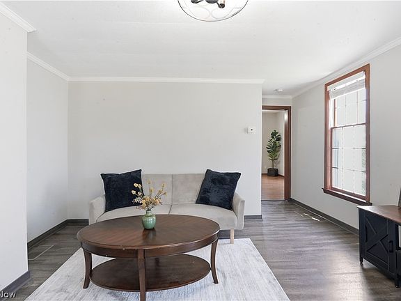 3rd image of 220 Diamond St