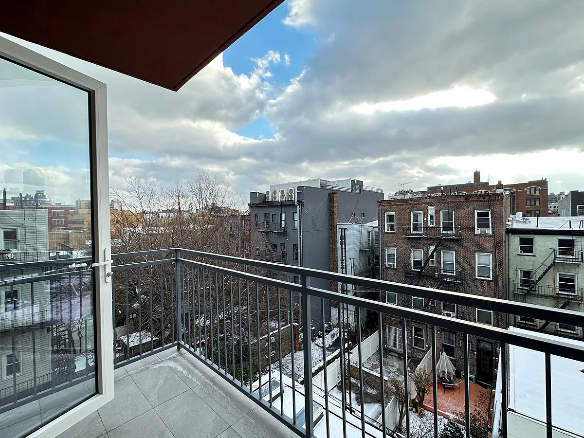 Building Photo - 226 7th St #407