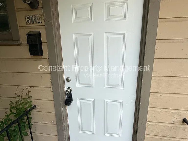 614 W Poplar St — Photo 3