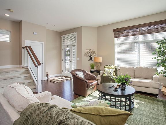 4th image of 10497 Robertson St