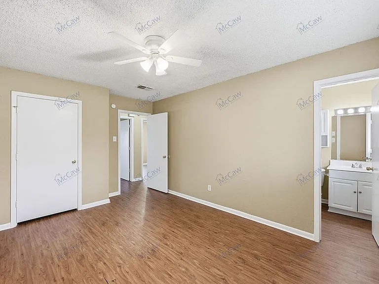207 Evelyn St — Photo 13