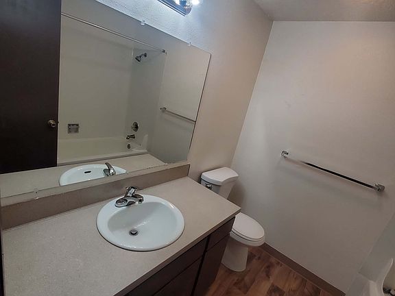 4th image of 1001 NE 25th Ave APT 13