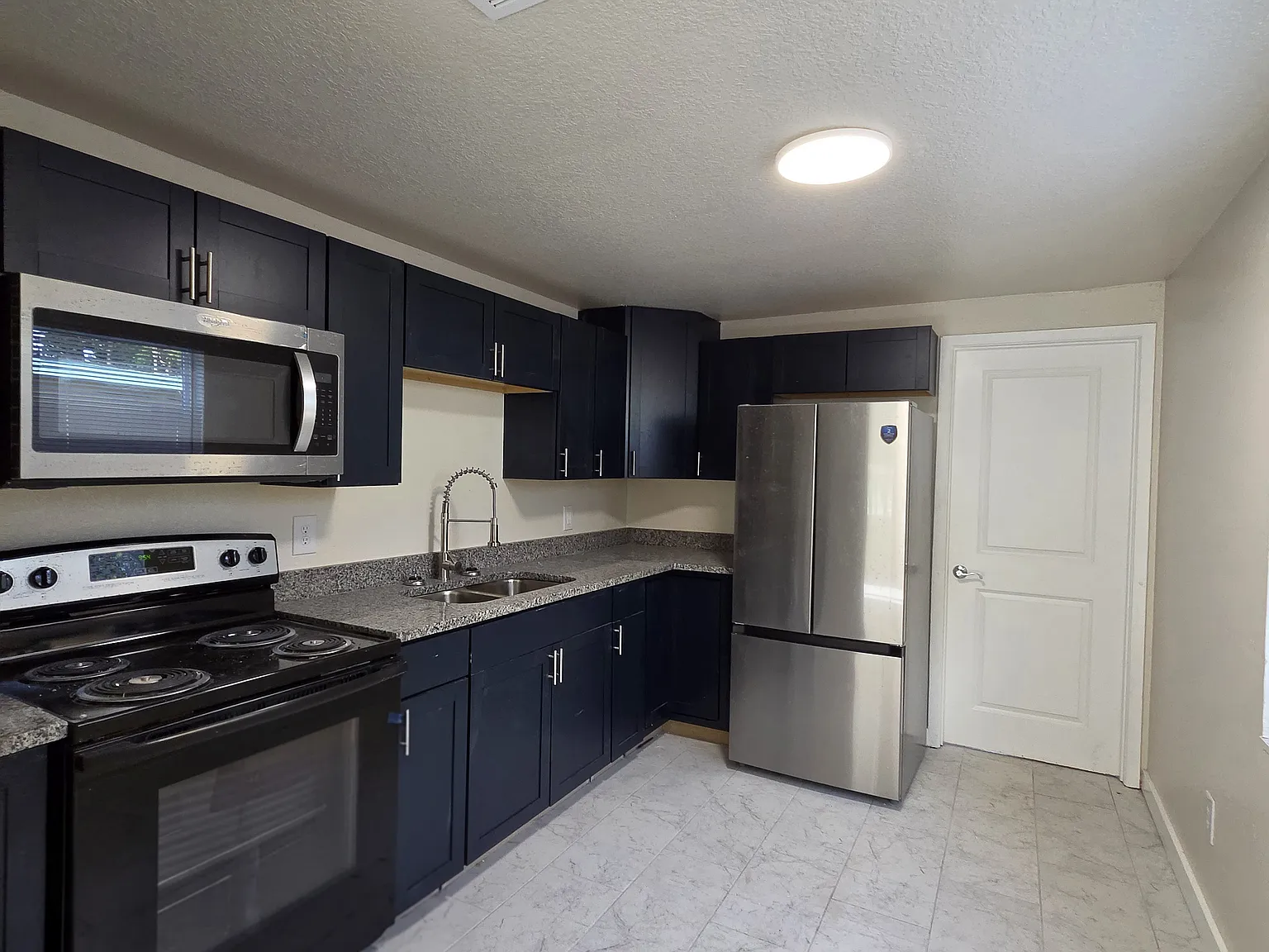 3 bed, 1890 sqft, $2,000 — Photo 2