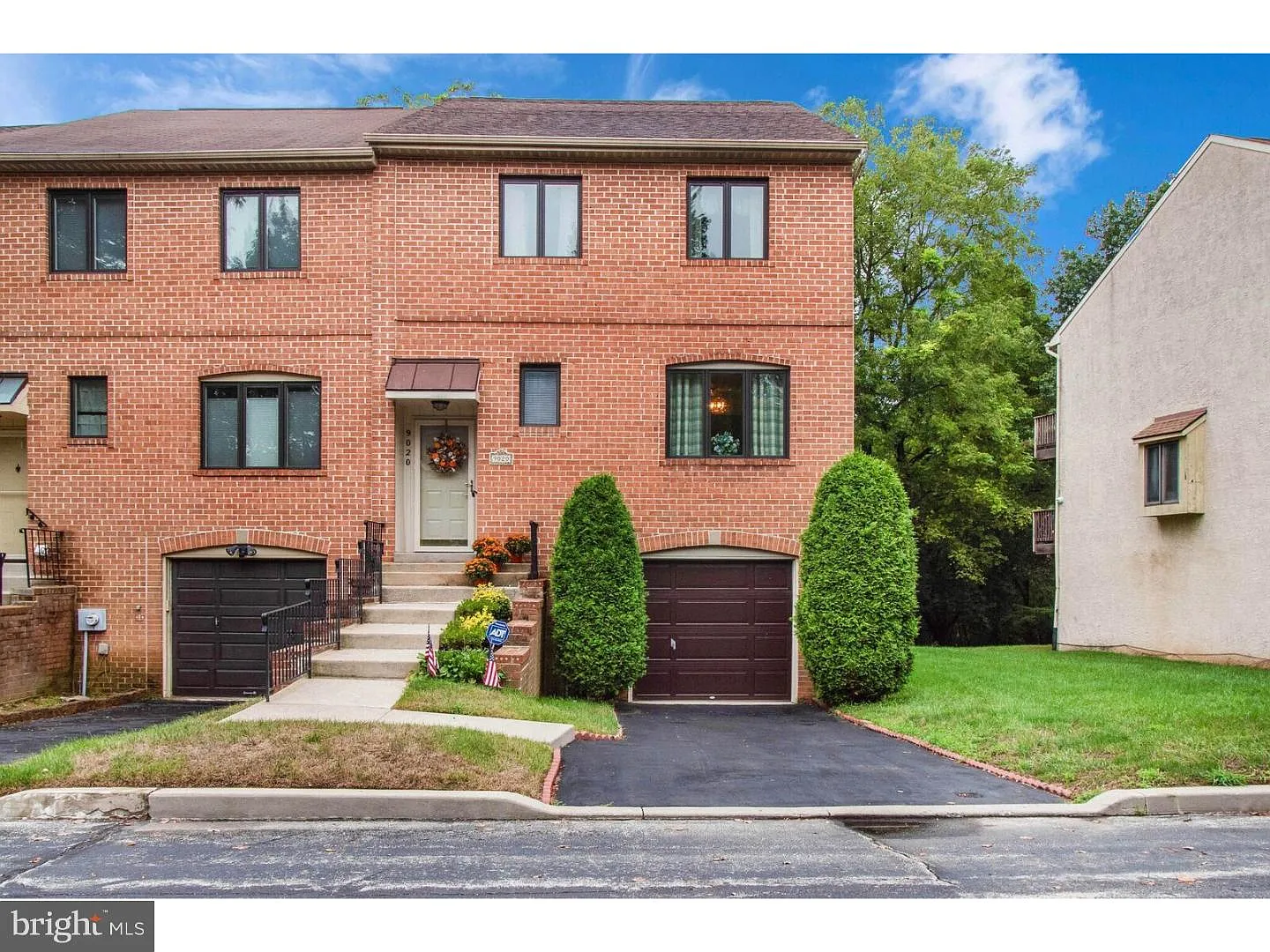 9020 Ayrdalecrescent St photo 1