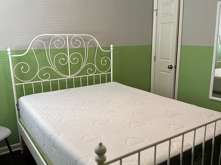 1 Closet in this room