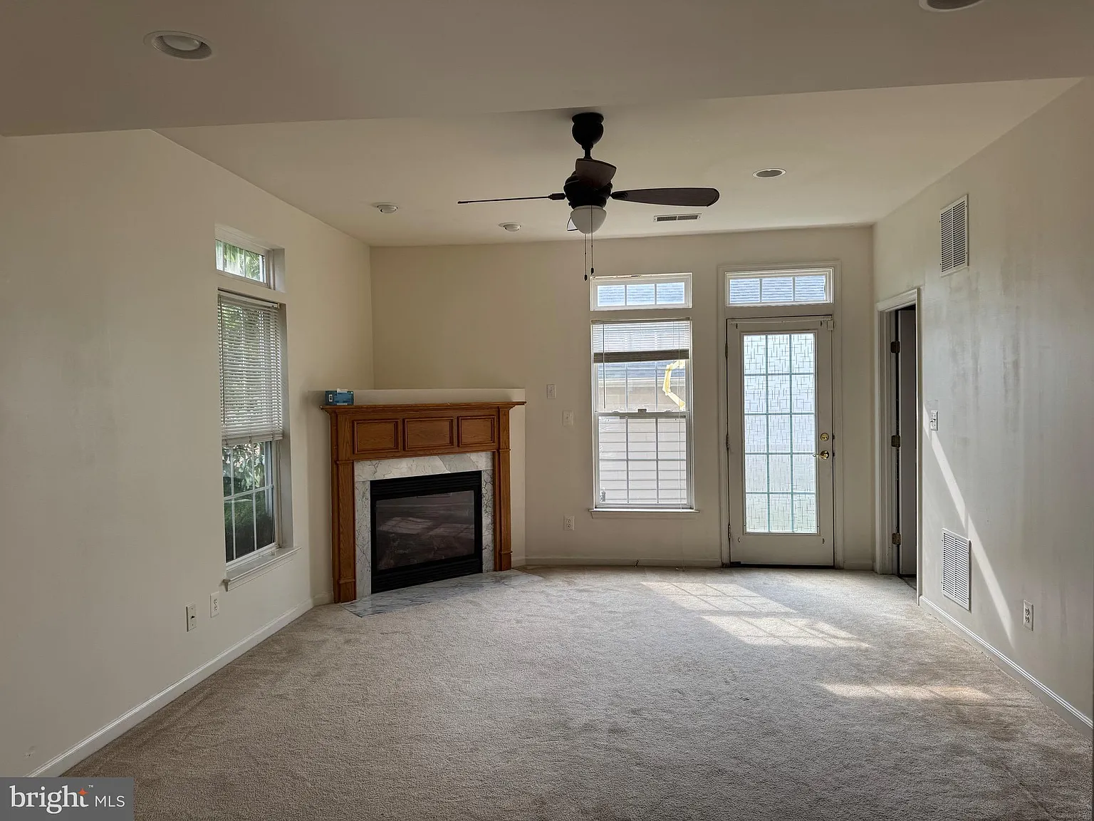 4 bed, 3.5 bath, 2124 sqft, $2,600 — Photo 3