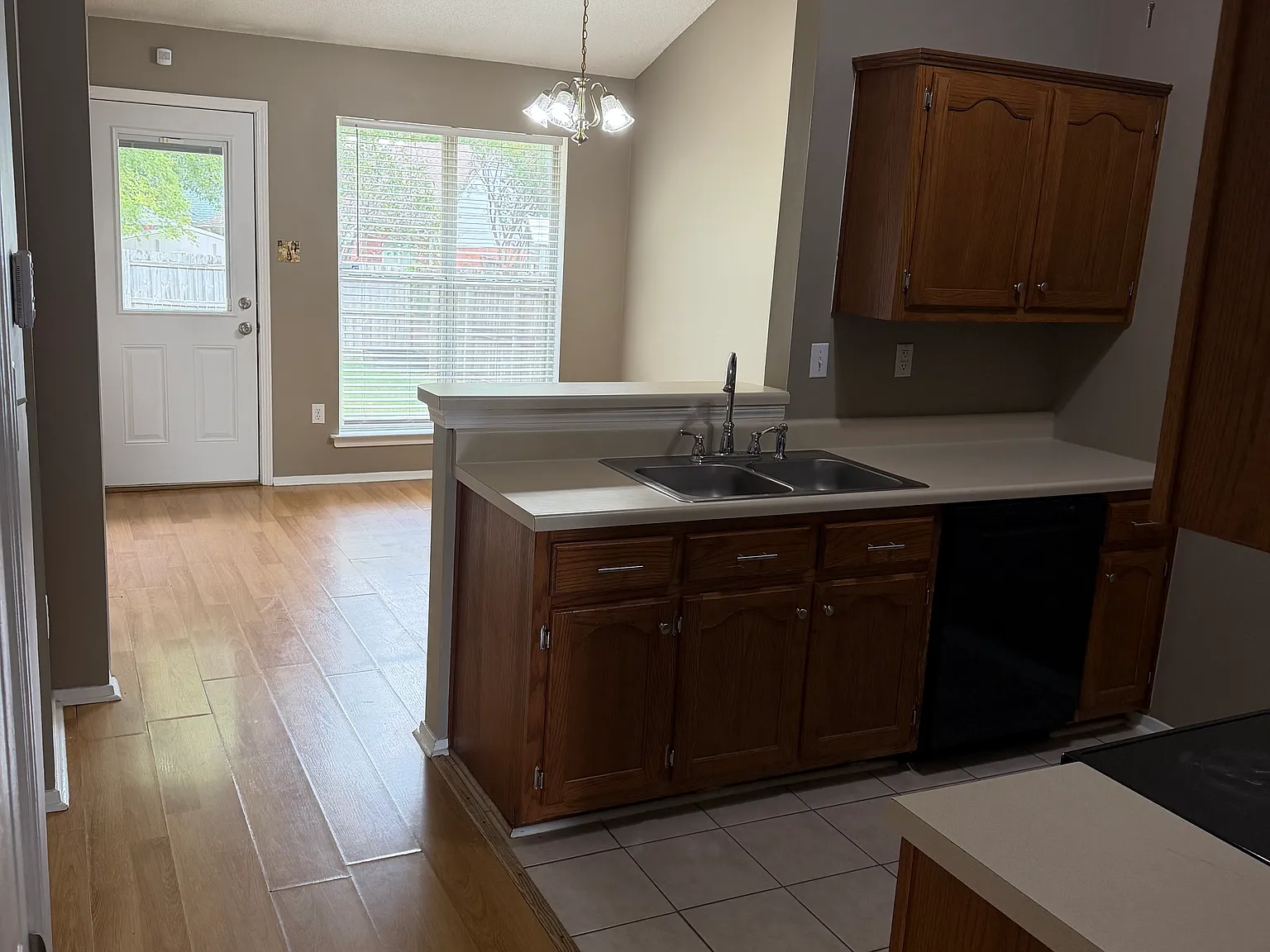 2 bed, 1094 sqft, $1,745 — Photo 4