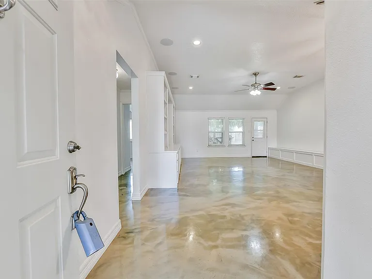 515 Valley Dr — Photo 3