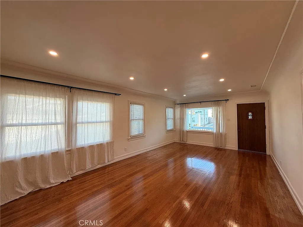 3 bed, 1060 sqft, $4,600 — Photo 3