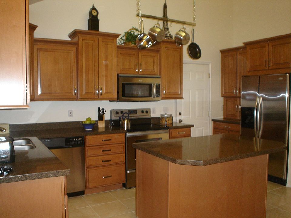 new custom kitchen w/ quartz countertops