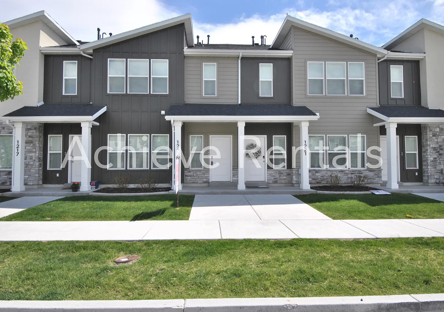 Woodmore Pointe HOA | Modern Logan Townhome in Prime Location — Photo 1