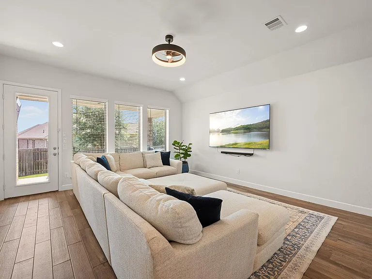 343 Eagle Ford Dr — Photo 15