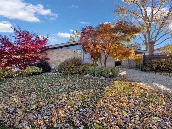 230 Redwood Dr, Troy, MI 48083