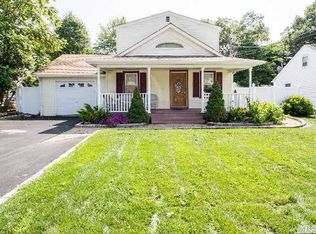 21 Hayward St, Patchogue, NY 11772