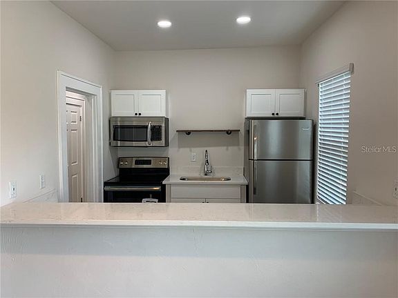 3rd image of 2711 N Ridgewood Ave #1