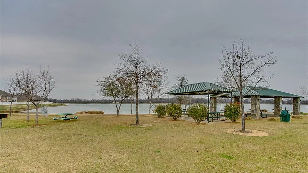 4 bed, 2.5 bath, 2288 sqft, $2,400 — Photo 3