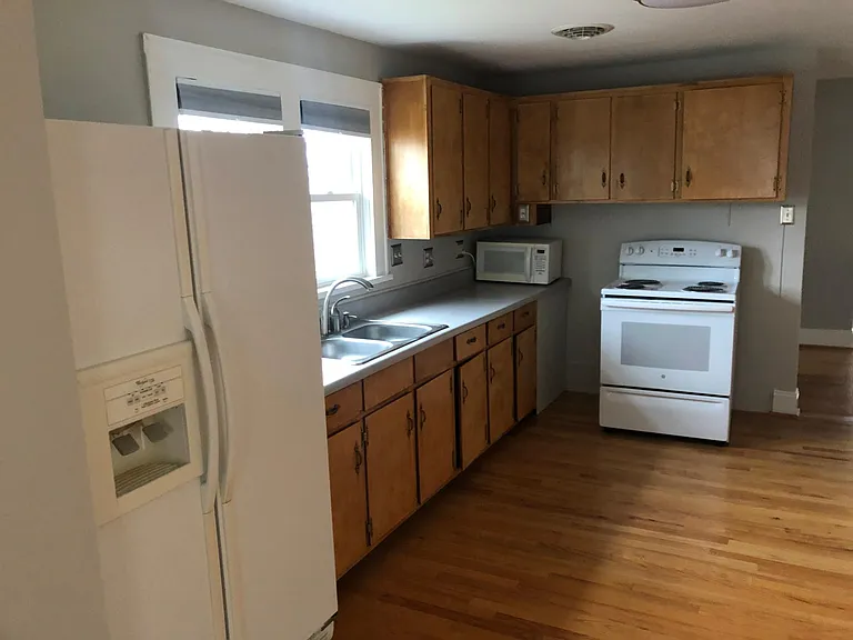 830 Oakview Dr — Photo 10