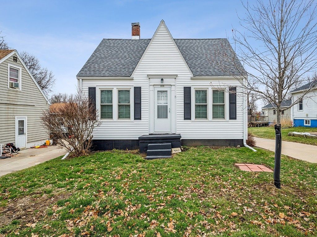 2473 Fruitland Blvd SW, Cedar Rapids, IA 52404 Zillow