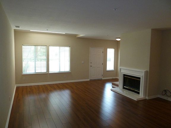3rd image of 1248 Tea Rose Cir