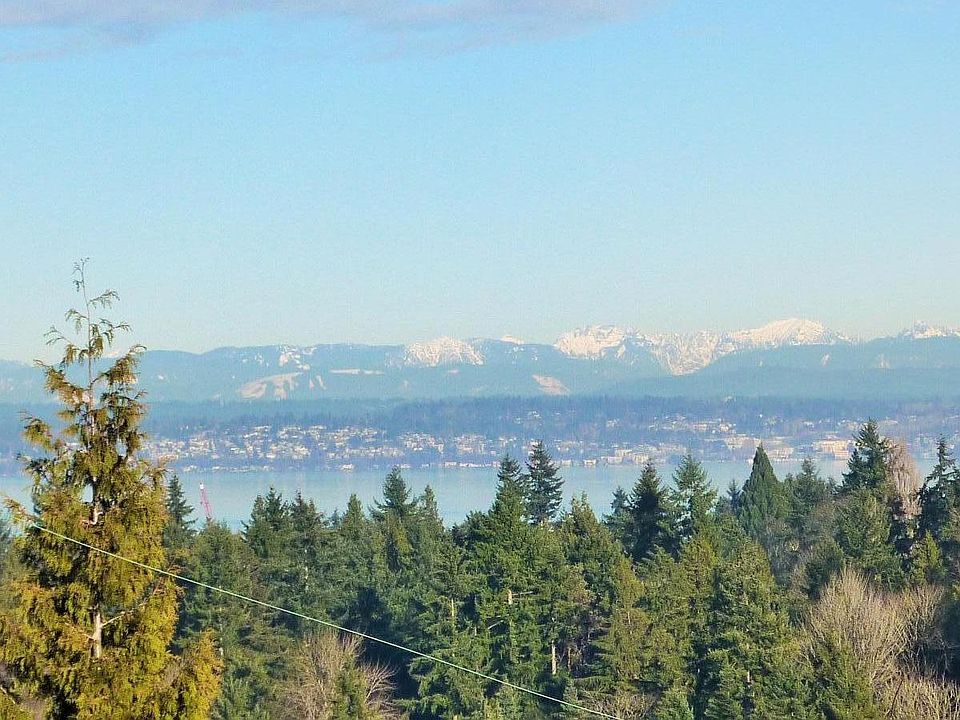 Cascade mountain views from upper balcony (zoom used for more details). Mt Baker to the north and Mr Rainier to south. Some sections of Lake Washington too. Wide overlook of Arboretum.