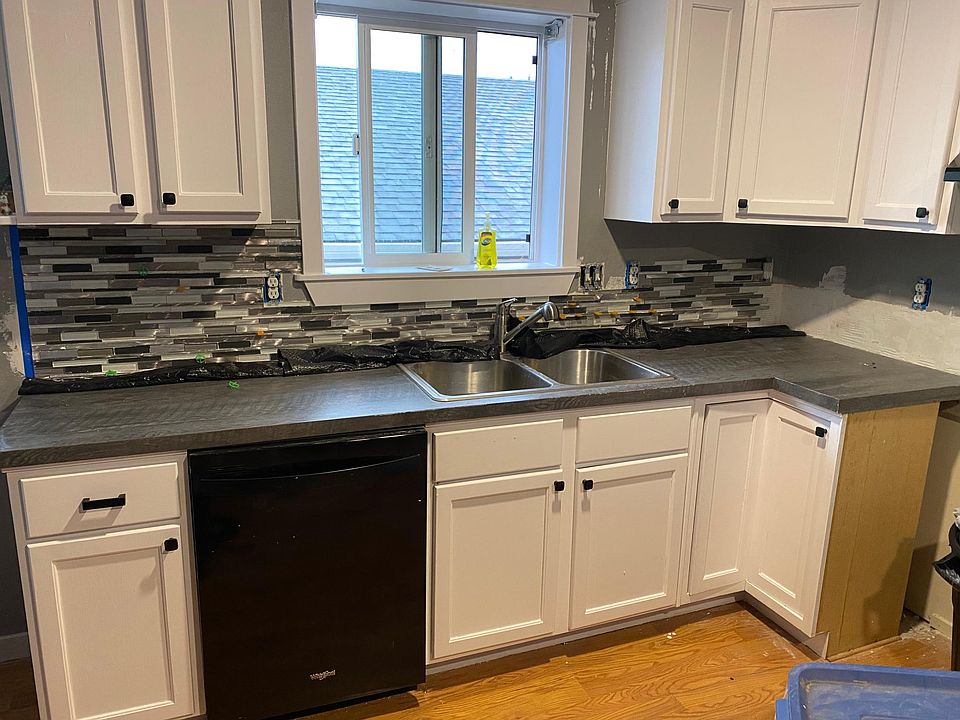 2nd image of 919 Trust Ln SE