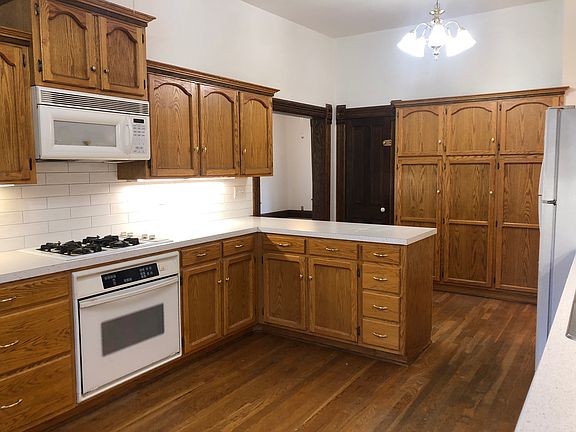 4th image of 806 S Lake St