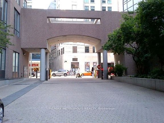 2nd image of 7 Carlton St Unit 305