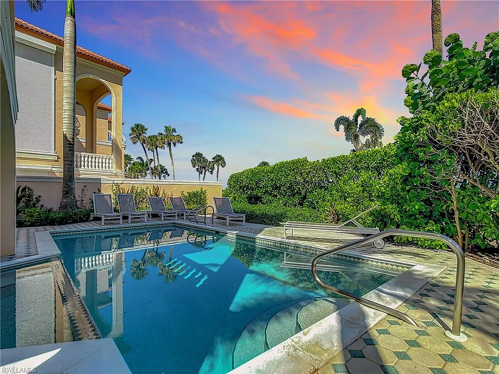 3 bed, 5.5 bath, 4049 sqft, $50,000 — Photo 2