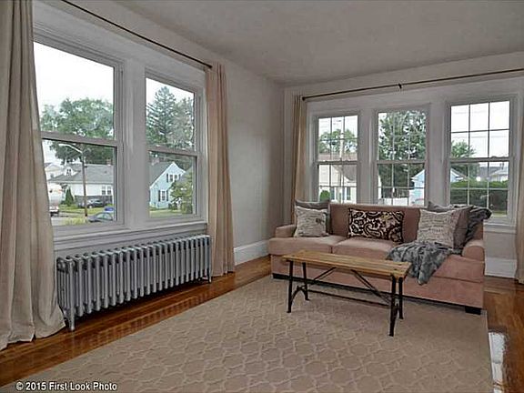 3rd image of 61 Grosvenor Ave