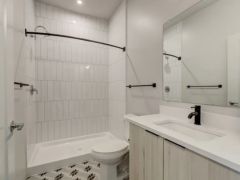 115 W Hamburg — Photo 14