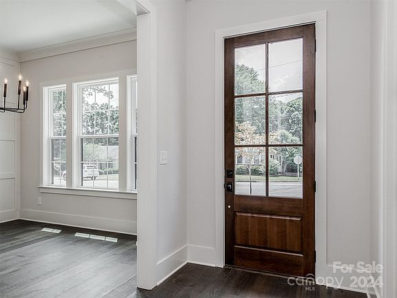 5th image of 10 Oak St