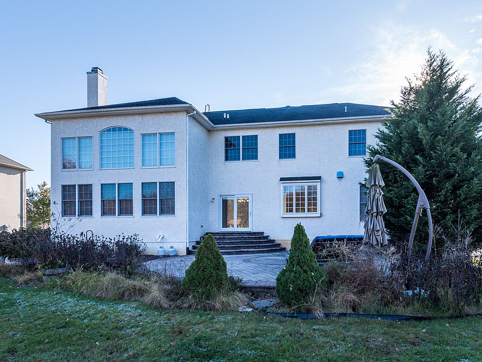 2nd image of 39 Waterton Dr