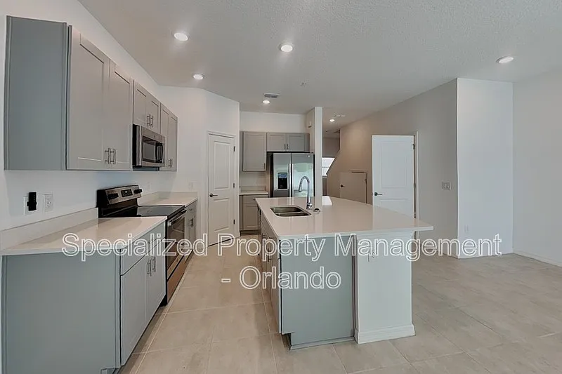 3 bed, 2.5 bath, 1365 sqft, $2,050 — Photo 3