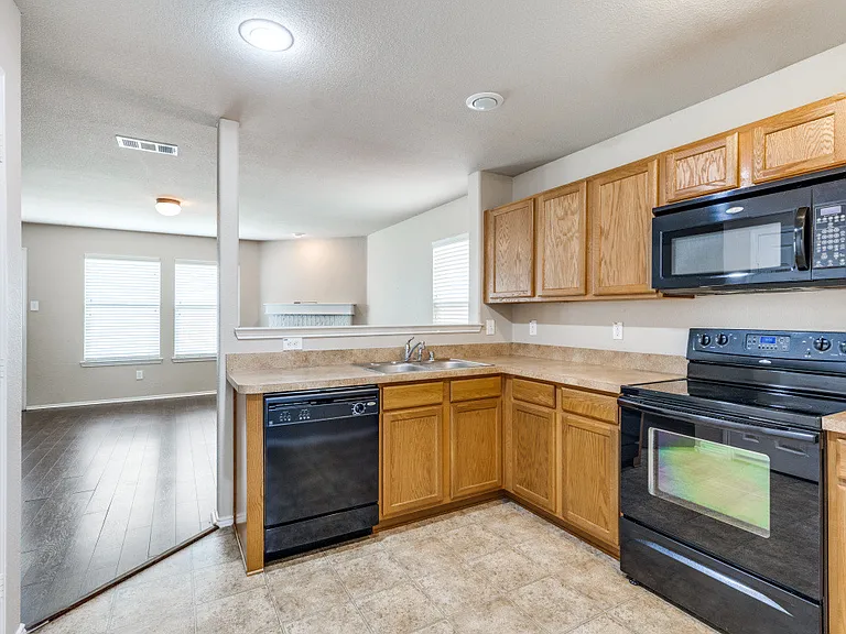 2417 Grand Rapids Dr — Photo 4