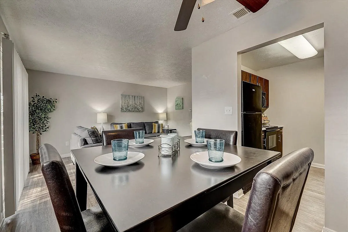WatersEdge Apartments — Photo 4