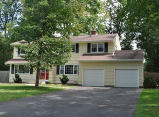 9 Heritage Dr, Green Brook, NJ 08812