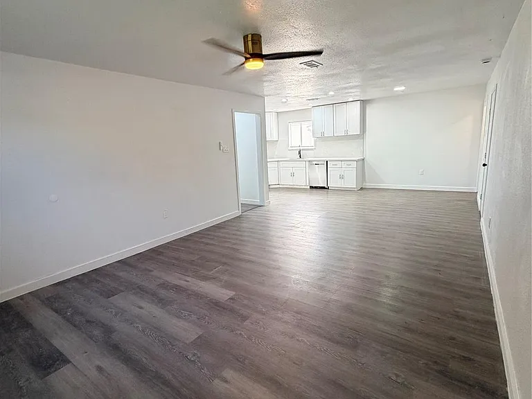 2426 Dupont St — Photo 5