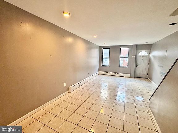 3rd image of 913 Dudley St