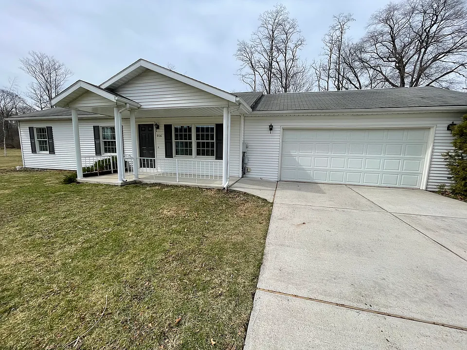 916 Maple Ln