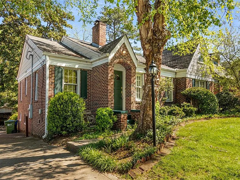 666 Yorkshire Rd NE — Photo 2