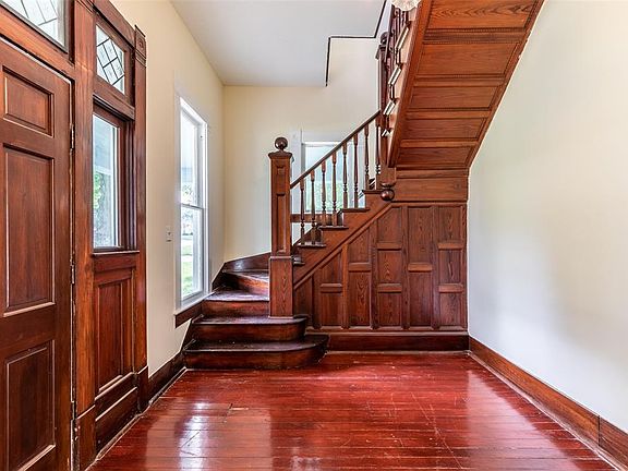 4th image of 628 E Elm St