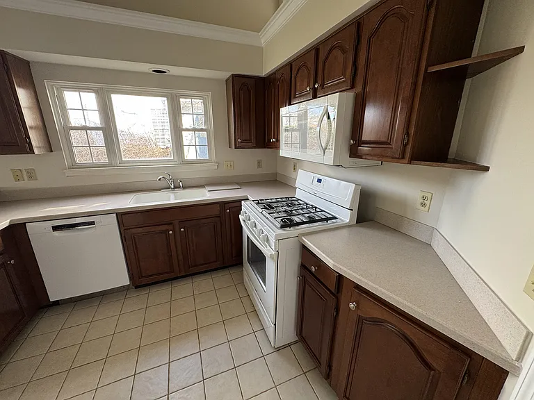 Kitchen, Gas Range, Microwave, Dishwasher
