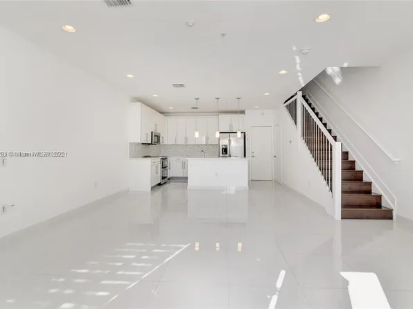2621 NE 212th Ter Unit 206, Miami, FL 33180