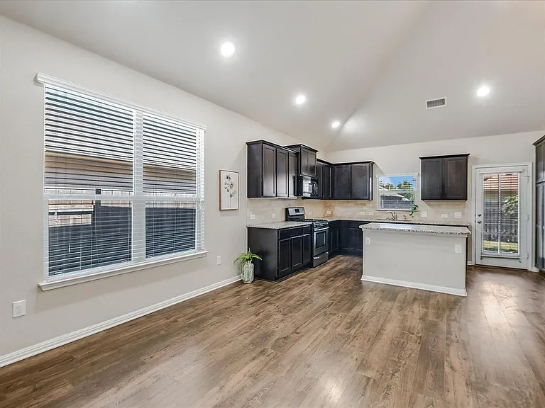 141 Serrano St — Photo 5
