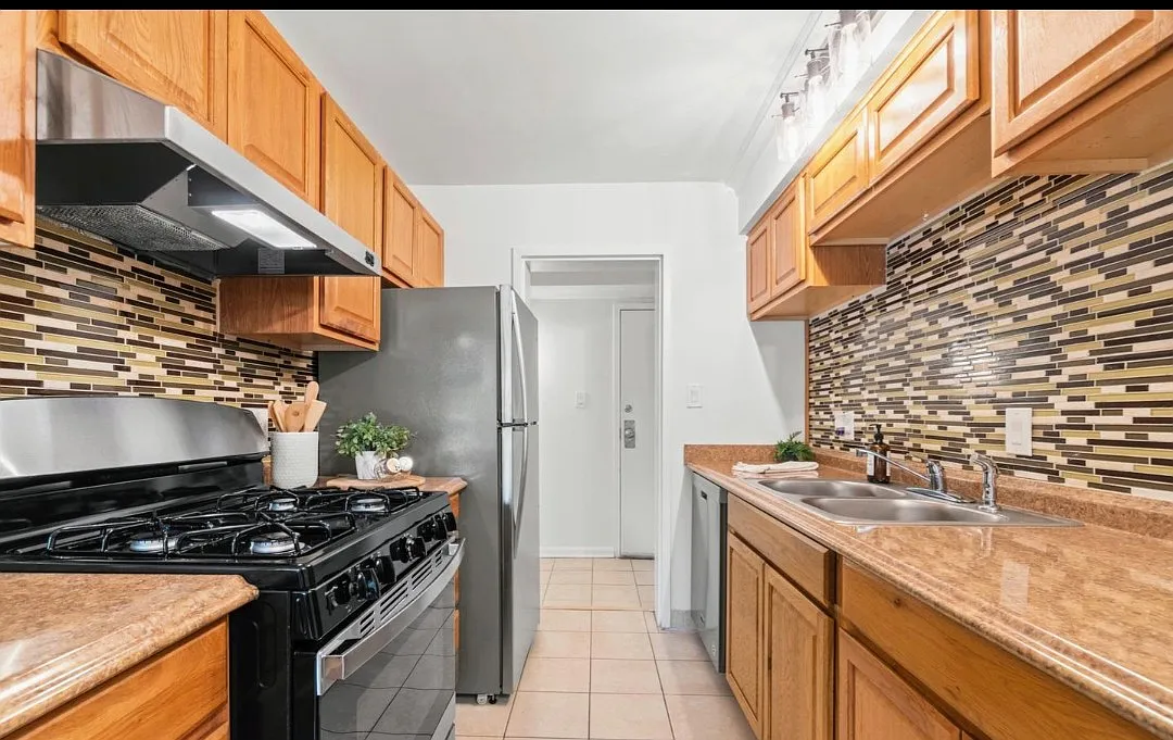 3 bed, 1004 sqft, $2,095 — Photo 3
