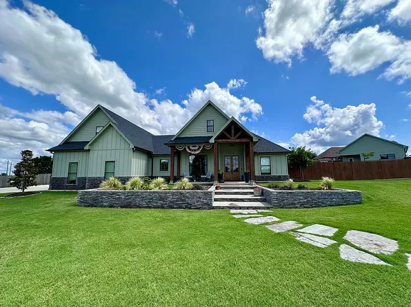 1611 N Mason St, Bowie, TX 76230